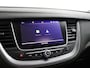 Opel Grandland X 1.2 Turbo Innovation Apple Carplay/Android Auto, Cruise control, Parkeersensor voor/achter, dodehoekdetectie, Verkeersbord detectie Een luxe en comfortabele SUV met een moderne uitstraling. Het interieur is ruim en praktisch, waardoor er voldoende plek is voor zowel passagiers als bagage. Met zijn zuinige 1.2 Turbo-motor
