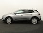 Opel Grandland X 1.2 Turbo Innovation Apple Carplay/Android Auto, Cruise control, Parkeersensor voor/achter, dodehoekdetectie, Verkeersbord detectie Een luxe en comfortabele SUV met een moderne uitstraling. Het interieur is ruim en praktisch, waardoor er voldoende plek is voor zowel passagiers als bagage. Met zijn zuinige 1.2 Turbo-motor