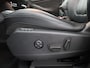 Opel Grandland X 1.2 Turbo Innovation Apple Carplay/Android Auto, Cruise control, Parkeersensor voor/achter, dodehoekdetectie, Verkeersbord detectie Een luxe en comfortabele SUV met een moderne uitstraling. Het interieur is ruim en praktisch, waardoor er voldoende plek is voor zowel passagiers als bagage. Met zijn zuinige 1.2 Turbo-motor
