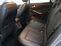 Opel Grandland X 1.2 Turbo Innovation Apple Carplay/Android Auto, Cruise control, Parkeersensor voor/achter, dodehoekdetectie, Verkeersbord detectie Een luxe en comfortabele SUV met een moderne uitstraling. Het interieur is ruim en praktisch, waardoor er voldoende plek is voor zowel passagiers als bagage. Met zijn zuinige 1.2 Turbo-motor