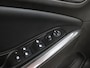 Opel Grandland X 1.2 Turbo Innovation Apple Carplay/Android Auto, Cruise control, Parkeersensor voor/achter, dodehoekdetectie, Verkeersbord detectie Een luxe en comfortabele SUV met een moderne uitstraling. Het interieur is ruim en praktisch, waardoor er voldoende plek is voor zowel passagiers als bagage. Met zijn zuinige 1.2 Turbo-motor