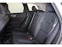 Volvo XC60 T6 Recharge AWD Ultra Dark - Luchtvering - Panorama/schuifdak - IntelliSafe Assist & Surround - 360º Camera - Harman/Kardon audio - Adaptieve LED koplampen - Verwarmde voorstoelen, stuur & achterbank - Parkeersensoren voor & achter - Elektr. bedienb. voorstoelen met geheugen - Head up display - Draadloze tel. lader - Inklapbare trekhaak - 20' LMV