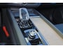 Volvo XC60 T6 Recharge AWD Ultra Dark - Luchtvering - Panorama/schuifdak - IntelliSafe Assist & Surround - 360º Camera - Harman/Kardon audio - Adaptieve LED koplampen - Verwarmde voorstoelen, stuur & achterbank - Parkeersensoren voor & achter - Elektr. bedienb. voorstoelen met geheugen - Head up display - Draadloze tel. lader - Inklapbare trekhaak - 20' LMV