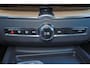 Volvo XC60 T6 Recharge AWD Ultra Dark - Luchtvering - Panorama/schuifdak - IntelliSafe Assist & Surround - 360º Camera - Harman/Kardon audio - Adaptieve LED koplampen - Verwarmde voorstoelen, stuur & achterbank - Parkeersensoren voor & achter - Elektr. bedienb. voorstoelen met geheugen - Head up display - Draadloze tel. lader - Inklapbare trekhaak - 20' LMV