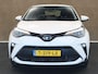 Toyota C-HR / C-HR+ 1.8 Hybrid Dynamic - ORIGINEEL NEDERLANDSE AUTO - AFKOMSTIG VAN 1E EIGENAAR - NAVIGATIE - 18 INCH LICHT METALEN VELGEN - CAMERA - ADAPTIEVE CRUISE CONTROL - DODEHOEK DETECTIE - CLIMATE CONTROL - PARKEERSENSOREN VOOR/ ACHTER - APPLE CARPLAY/ ANDROID AUTO - DAB AUDIO - KEYLESS ENTRY/ START - PASSAGIERSSTOEL IN HOOGTE VERSTELBAAR