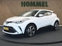 Toyota C-HR / C-HR+ 1.8 Hybrid Dynamic - ORIGINEEL NEDERLANDSE AUTO - AFKOMSTIG VAN 1E EIGENAAR - NAVIGATIE - 18 INCH LICHT METALEN VELGEN - CAMERA - ADAPTIEVE CRUISE CONTROL - DODEHOEK DETECTIE - CLIMATE CONTROL - PARKEERSENSOREN VOOR/ ACHTER - APPLE CARPLAY/ ANDROID AUTO - DAB AUDIO - KEYLESS ENTRY/ START - PASSAGIERSSTOEL IN HOOGTE VERSTELBAAR