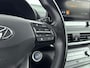 Hyundai Kona Electric EV Fashion 64 kWh | SoH 95,5% | WLTP 484km | Warmtepomp | 3-fasen | Dodehoek | Head-up display | Navigatie | Camera |