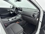 Hyundai Kona Electric EV Fashion 64 kWh | SoH 95,5% | WLTP 484km | Warmtepomp | 3-fasen | Dodehoek | Head-up display | Navigatie | Camera |