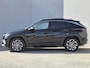 Hyundai Tucson 1.6 T-GDI PHEV Premium Sky 4WD / Dealer onderhouden / All season banden / Glazen schuif- en kanteldak / Head Up Display / Trekgewicht 1210 kg / Stuur- Stoel & Achterbankverwarming / Achteruitrijcamera / Stoelventilatie /