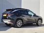 Hyundai Tucson 1.6 T-GDI PHEV Premium Sky 4WD / Dealer onderhouden / All season banden / Glazen schuif- en kanteldak / Head Up Display / Trekgewicht 1210 kg / Stuur- Stoel & Achterbankverwarming / Achteruitrijcamera / Stoelventilatie /