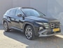 Hyundai Tucson 1.6 T-GDI PHEV Premium Sky 4WD / Dealer onderhouden / All season banden / Glazen schuif- en kanteldak / Head Up Display / Trekgewicht 1210 kg / Stuur- Stoel & Achterbankverwarming / Achteruitrijcamera / Stoelventilatie /
