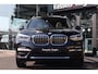 BMW X3 xDrive30e Luxury | Pano | Leer | BLIS | Sfeer | Stoel + Stuurverwarming | 360 camera | HuD | BMW Individual