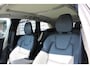 Volvo XC60 T6 Plug-in hybrid AWD Plus Dark Long range / Adaptieve cruise control / Panoramadak / Apple carplay / Parkeersensoren met 360 camera / Elektrische achterklep / Elektrische stoelen met geheugen / Stoel en stuurwielverwarming