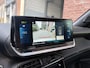 Peugeot e-2008 GT Pack EV 3-FASEN 50kWh 136pk | SCHUIF/KANTELDAK | ALCANTARA | STOELVERW. | ADAPTIVE CRUISE | KEYLESS ENTRY | 180° CAMERA + SENSOREN | DODEHOEKBEW. | CLIMA | 18" LM 'EVISSA' |
