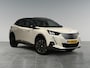 Peugeot e-2008 GT Pack EV 3-FASEN 50kWh 136pk | SCHUIF/KANTELDAK | ALCANTARA | STOELVERW. | ADAPTIVE CRUISE | KEYLESS ENTRY | 180° CAMERA + SENSOREN | DODEHOEKBEW. | CLIMA | 18" LM 'EVISSA' |