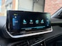 Peugeot e-2008 GT Pack EV 3-FASEN 50kWh 136pk | SCHUIF/KANTELDAK | ALCANTARA | STOELVERW. | ADAPTIVE CRUISE | KEYLESS ENTRY | 180° CAMERA + SENSOREN | DODEHOEKBEW. | CLIMA | 18" LM 'EVISSA' |