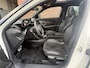 Peugeot e-2008 GT Pack EV 3-FASEN 50kWh 136pk | SCHUIF/KANTELDAK | ALCANTARA | STOELVERW. | ADAPTIVE CRUISE | KEYLESS ENTRY | 180° CAMERA + SENSOREN | DODEHOEKBEW. | CLIMA | 18" LM 'EVISSA' |