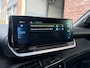 Peugeot e-2008 GT Pack EV 3-FASEN 50kWh 136pk | SCHUIF/KANTELDAK | ALCANTARA | STOELVERW. | ADAPTIVE CRUISE | KEYLESS ENTRY | 180° CAMERA + SENSOREN | DODEHOEKBEW. | CLIMA | 18" LM 'EVISSA' |