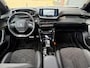 Peugeot e-2008 GT Pack EV 3-FASEN 50kWh 136pk | SCHUIF/KANTELDAK | ALCANTARA | STOELVERW. | ADAPTIVE CRUISE | KEYLESS ENTRY | 180° CAMERA + SENSOREN | DODEHOEKBEW. | CLIMA | 18" LM 'EVISSA' |