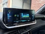 Peugeot e-2008 GT Pack EV 3-FASEN 50kWh 136pk | SCHUIF/KANTELDAK | ALCANTARA | STOELVERW. | ADAPTIVE CRUISE | KEYLESS ENTRY | 180° CAMERA + SENSOREN | DODEHOEKBEW. | CLIMA | 18" LM 'EVISSA' |