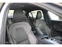 Volvo S60 T5 Intro Edition | Adaptive Cruise Control | BLIS | Parkeersensoren voor + achter | 19'' Lichmetalen velgen | Parkeercamera | Keyles entree | Harman Kardon Premium Audio | Dealeronderhouden | Stoelverwarming