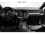 Volvo S60 T5 Intro Edition | Adaptive Cruise Control | BLIS | Parkeersensoren voor + achter | 19'' Lichmetalen velgen | Parkeercamera | Keyles entree | Harman Kardon Premium Audio | Dealeronderhouden | Stoelverwarming