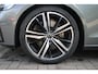 Volvo S60 T5 Intro Edition | Adaptive Cruise Control | BLIS | Parkeersensoren voor + achter | 19'' Lichmetalen velgen | Parkeercamera | Keyles entree | Harman Kardon Premium Audio | Dealeronderhouden | Stoelverwarming