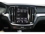 Volvo S60 T5 Intro Edition | Adaptive Cruise Control | BLIS | Parkeersensoren voor + achter | 19'' Lichmetalen velgen | Parkeercamera | Keyles entree | Harman Kardon Premium Audio | Dealeronderhouden | Stoelverwarming