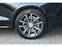 Volvo V60 T8 Plug-in hybrid AWD Plus Dark | Panoramadak | Trekhaak | Premium audio by Harman Kardon | Head-up display | 360 graden camera | Verwarmbare voorstoelen en stuurwiel |