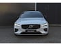 Volvo V60 T8 Plug-in hybrid AWD Plus Dark | Trekhaak | Panoramadak | Verwarmbare voorstoelen, achterbank en stuurwiel | 360 graden camera | Head-up display | Premium audio by Harman Kardon | Adaptieve cruise control | Keyless
