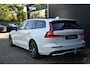Volvo V60 T8 Plug-in hybrid AWD Plus Dark | Trekhaak | Panoramadak | Verwarmbare voorstoelen, achterbank en stuurwiel | 360 graden camera | Head-up display | Premium audio by Harman Kardon | Adaptieve cruise control | Keyless