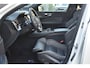 Volvo V60 T8 Plug-in hybrid AWD Plus Dark | Trekhaak | Panoramadak | Verwarmbare voorstoelen, achterbank en stuurwiel | 360 graden camera | Head-up display | Premium audio by Harman Kardon | Adaptieve cruise control | Keyless