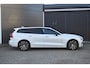 Volvo V60 T8 Plug-in hybrid AWD Plus Dark | Trekhaak | Panoramadak | Verwarmbare voorstoelen, achterbank en stuurwiel | 360 graden camera | Head-up display | Premium audio by Harman Kardon | Adaptieve cruise control | Keyless