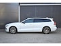 Volvo V60 T8 Plug-in hybrid AWD Plus Dark | Trekhaak | Panoramadak | Verwarmbare voorstoelen, achterbank en stuurwiel | 360 graden camera | Head-up display | Premium audio by Harman Kardon | Adaptieve cruise control | Keyless