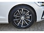 Volvo V60 T8 Plug-in hybrid AWD Plus Dark | Trekhaak | Panoramadak | Verwarmbare voorstoelen, achterbank en stuurwiel | 360 graden camera | Head-up display | Premium audio by Harman Kardon | Adaptieve cruise control | Keyless