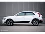 Kia Niro EV Light 64.8 kWh | SOH 96,5 | Camera | Stoel + stuurwarming | LED | Ambiance light | Halfleder | Adaptive | Rijklaarprijs incl garantie |
