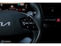 Kia Niro EV Light 64.8 kWh | SOH 96,5 | Camera | Stoel + stuurwarming | LED | Ambiance light | Halfleder | Adaptive | Rijklaarprijs incl garantie |