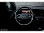 Kia Niro EV Light 64.8 kWh | SOH 96,5 | Camera | Stoel + stuurwarming | LED | Ambiance light | Halfleder | Adaptive | Rijklaarprijs incl garantie |