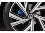 Volkswagen Golf 1.5 eTSI R-Line | panoramadak | achteruitrijcamera | stuurwiel verwarmd | adap. cruise | sfeerverlichting