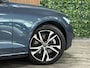 Volvo V60 B4 Plus Dark | Schuifdak | Trekhaak | Adaptieve Cruise Control | Stoelverwarming voor+achter | Stuurwielverwarming | Parkeercamera | Full LED Meesturende koplampen | Pilot Assist | BLIS Dode Hoek Detectie | Elektrische voorstoelen geheugen | Lederen bekleding | Zitting verlenging voorstoelen | 18 Inch | Google Infotainment | Keyless Drive | Parkeersensoren voor+achter | Privacy Glass | Elektrisch bedienbare achterklep | Breedstralers in voorbumper | DAB Radio | Apple Carplay/Android Auto | Volvo On Call met mobiele App functie | Denim Blue Metallic |