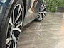 Volvo V60 B4 Plus Dark | Schuifdak | Trekhaak | Adaptieve Cruise Control | Stoelverwarming voor+achter | Stuurwielverwarming | Parkeercamera | Full LED Meesturende koplampen | Pilot Assist | BLIS Dode Hoek Detectie | Elektrische voorstoelen geheugen | Lederen bekleding | Zitting verlenging voorstoelen | 18 Inch | Google Infotainment | Keyless Drive | Parkeersensoren voor+achter | Privacy Glass | Elektrisch bedienbare achterklep | Breedstralers in voorbumper | DAB Radio | Apple Carplay/Android Auto | Volvo On Call met mobiele App functie | Denim Blue Metallic |