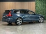 Volvo V60 B4 Plus Dark | Schuifdak | Trekhaak | Adaptieve Cruise Control | Stoelverwarming voor+achter | Stuurwielverwarming | Parkeercamera | Full LED Meesturende koplampen | Pilot Assist | BLIS Dode Hoek Detectie | Elektrische voorstoelen geheugen | Lederen bekleding | Zitting verlenging voorstoelen | 18 Inch | Google Infotainment | Keyless Drive | Parkeersensoren voor+achter | Privacy Glass | Elektrisch bedienbare achterklep | Breedstralers in voorbumper | DAB Radio | Apple Carplay/Android Auto | Volvo On Call met mobiele App functie | Denim Blue Metallic |
