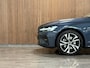 Volvo V60 B4 Plus Dark | Schuifdak | Trekhaak | Adaptieve Cruise Control | Stoelverwarming voor+achter | Stuurwielverwarming | Parkeercamera | Full LED Meesturende koplampen | Pilot Assist | BLIS Dode Hoek Detectie | Elektrische voorstoelen geheugen | Lederen bekleding | Zitting verlenging voorstoelen | 18 Inch | Google Infotainment | Keyless Drive | Parkeersensoren voor+achter | Privacy Glass | Elektrisch bedienbare achterklep | Breedstralers in voorbumper | DAB Radio | Apple Carplay/Android Auto | Volvo On Call met mobiele App functie | Denim Blue Metallic |