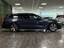 Volvo V60 B4 Plus Dark | Schuifdak | Trekhaak | Adaptieve Cruise Control | Stoelverwarming voor+achter | Stuurwielverwarming | Parkeercamera | Full LED Meesturende koplampen | Pilot Assist | BLIS Dode Hoek Detectie | Elektrische voorstoelen geheugen | Lederen bekleding | Zitting verlenging voorstoelen | 18 Inch | Google Infotainment | Keyless Drive | Parkeersensoren voor+achter | Privacy Glass | Elektrisch bedienbare achterklep | Breedstralers in voorbumper | DAB Radio | Apple Carplay/Android Auto | Volvo On Call met mobiele App functie | Denim Blue Metallic |