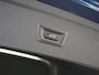 BMW iX xDrive40 Excellence 77 kWh 327pk | SOH 96,9% | Trekhaak Af Fabriek | Panodak Sky Lounge | Adaptive Cruise | Head Up | 360 Camera | Harman / Kardon | Lederen Sportstoelen & Stuur Verwarmd | Sfeerverlichting | BLIS | Keyless |