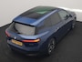 BMW iX xDrive40 Excellence 77 kWh 327pk | SOH 96,9% | Trekhaak Af Fabriek | Panodak Sky Lounge | Adaptive Cruise | Head Up | 360 Camera | Harman / Kardon | Lederen Sportstoelen & Stuur Verwarmd | Sfeerverlichting | BLIS | Keyless |
