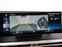 BMW iX xDrive40 Excellence 77 kWh 327pk | SOH 96,9% | Trekhaak Af Fabriek | Panodak Sky Lounge | Adaptive Cruise | Head Up | 360 Camera | Harman / Kardon | Lederen Sportstoelen & Stuur Verwarmd | Sfeerverlichting | BLIS | Keyless |