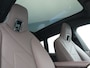 BMW iX xDrive40 Excellence 77 kWh 327pk | SOH 96,9% | Trekhaak Af Fabriek | Panodak Sky Lounge | Adaptive Cruise | Head Up | 360 Camera | Harman / Kardon | Lederen Sportstoelen & Stuur Verwarmd | Sfeerverlichting | BLIS | Keyless |