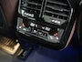 BMW iX xDrive40 Excellence 77 kWh 327pk | SOH 96,9% | Trekhaak Af Fabriek | Panodak Sky Lounge | Adaptive Cruise | Head Up | 360 Camera | Harman / Kardon | Lederen Sportstoelen & Stuur Verwarmd | Sfeerverlichting | BLIS | Keyless |