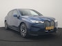 BMW iX xDrive40 Excellence 77 kWh 327pk | SOH 96,9% | Trekhaak Af Fabriek | Panodak Sky Lounge | Adaptive Cruise | Head Up | 360 Camera | Harman / Kardon | Lederen Sportstoelen & Stuur Verwarmd | Sfeerverlichting | BLIS | Keyless |